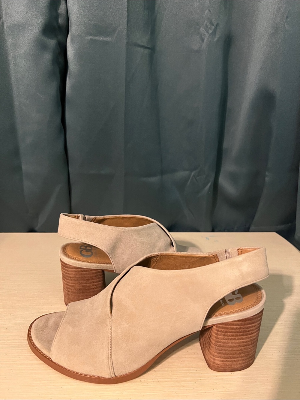 GB/ Gianni Bini Outta-Town Gris Taupe Shoes size 8.5 Medium.